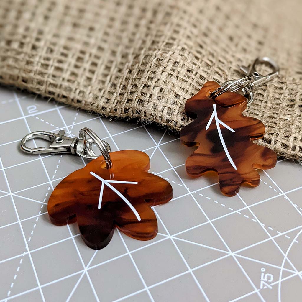 Wren & Rye Fall Marble Maple Leaf BowDangle